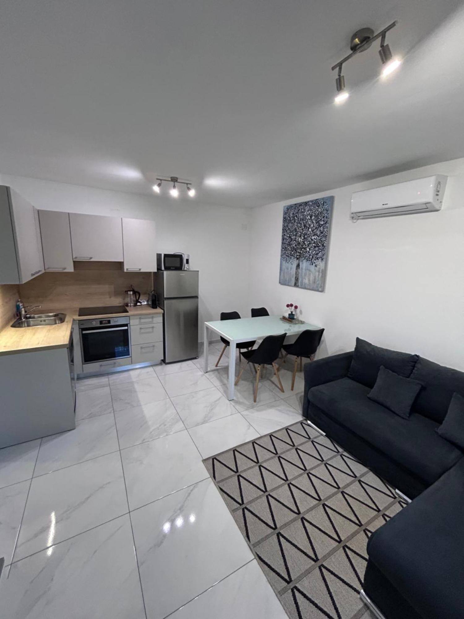 Ivaana Apartment Banjol Exterior photo